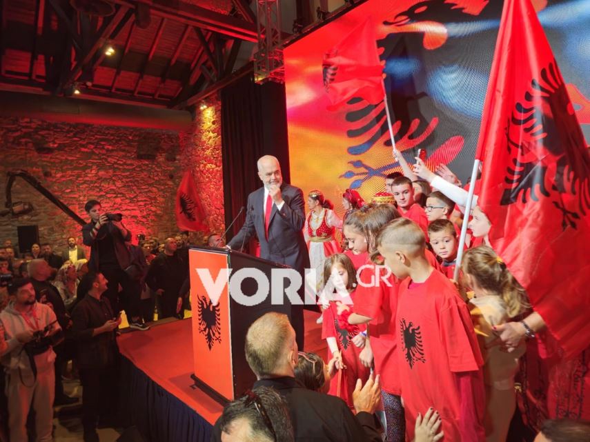 Νέα φιέστα από τον Έντι Ράμα στη Θεσσαλονίκη: Κατάμεστη η αίθουσα – Σόου από γνωστούς τραγουδιστές