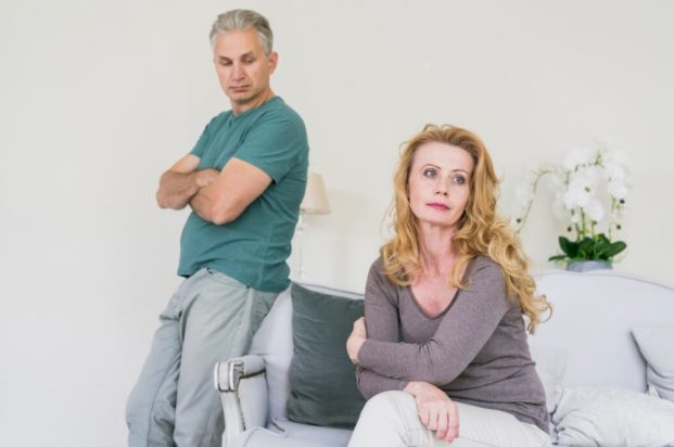 Εάν αναγνωρίζετε αυτά τα 5 σημάδια, είστε σε έναν δυστυχισμένο γάμο χωρίς να το συνειδητοποιείτε πλήρως