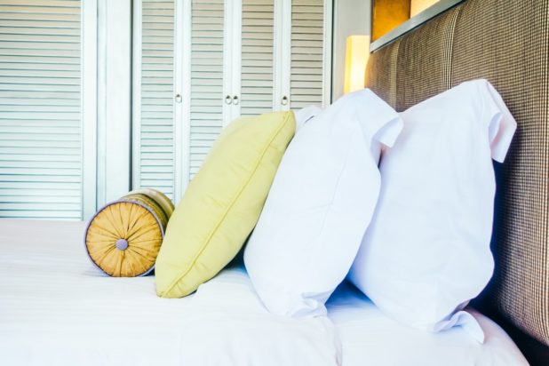 Πώς να καθαρίσετε τους κίτρινους λεκέδες από μαξιλάρια σε 10 λεπτά χωρίς να τα «καταστρέψετε» με χλωρίνη