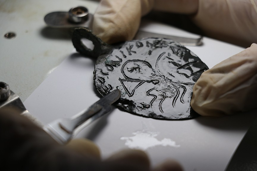 Στην πίσω πλευρά, αναγράφονται τα ονόματα τεσσάρων αγίων αγγέλων: Αζραήλ, Γαβριήλ, Μιχαήλ και Ισραφίλ.