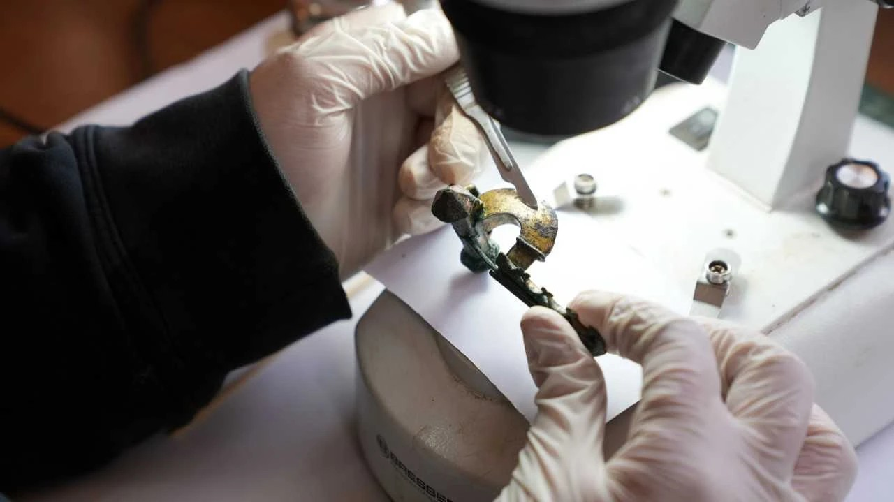 Σπάνια πόρπη και νόμισμα ανακαλύφθηκαν σε σημαντική αρχαία ελληνική πόλη – αποκαλύφθηκε ο κορυφαίος ρόλος της στον πολιτισμό και την άμυνα. Φωτογραφία: ΑΑ