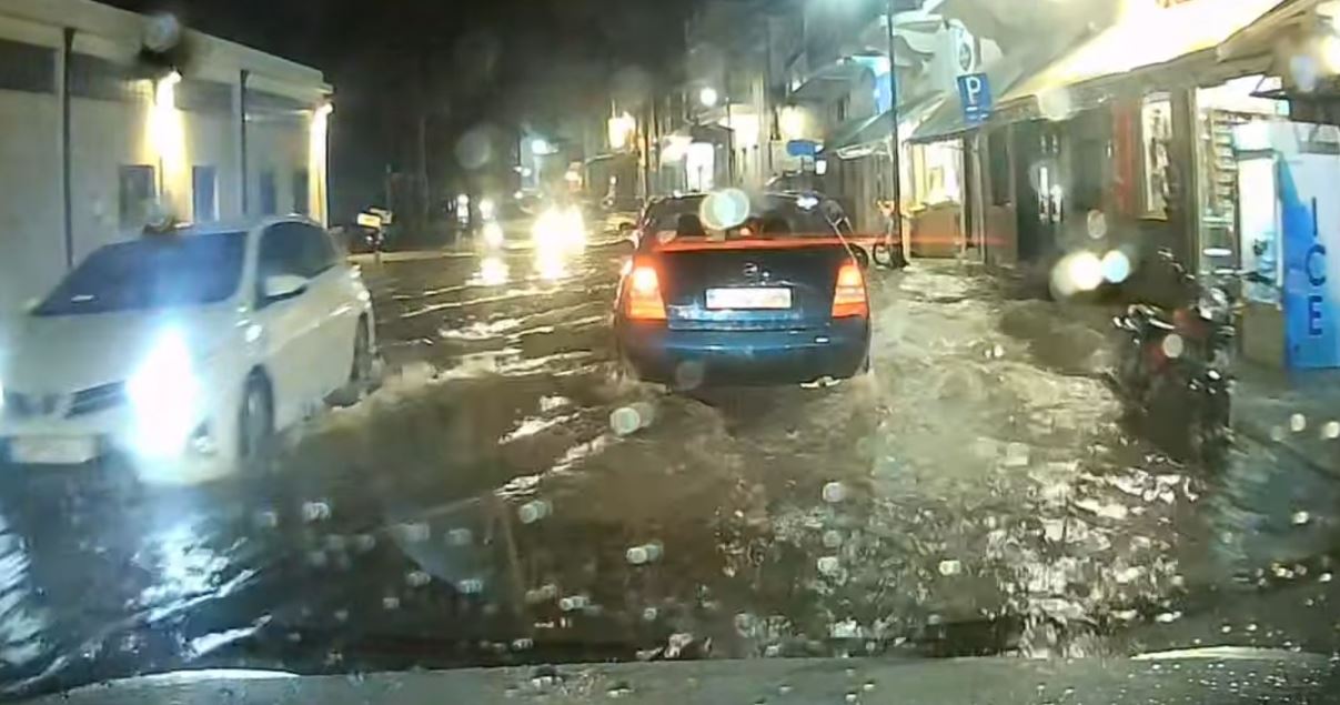Κακοκαιρία «Alexandros»: Σε ποτάμια μετατράπηκαν οι δρόμοι στη Σύρο – ΒΙΝΤΕΟ