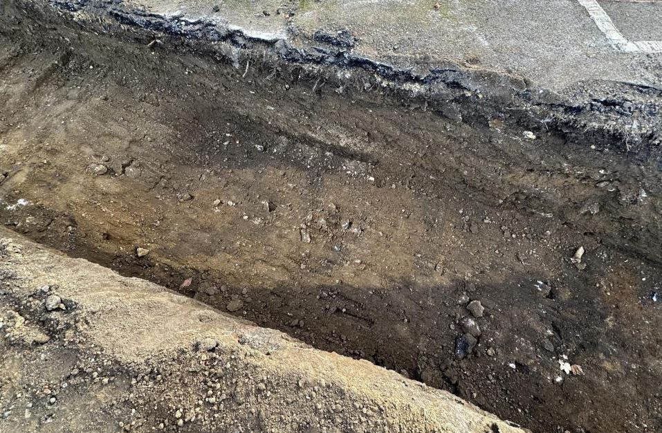 Ανακαλύφθηκαν τάφοι κάτω από πάρκινγκ – Γίνονταν εργασίες για την αναβάθμιση του χώρου στάθμευσης