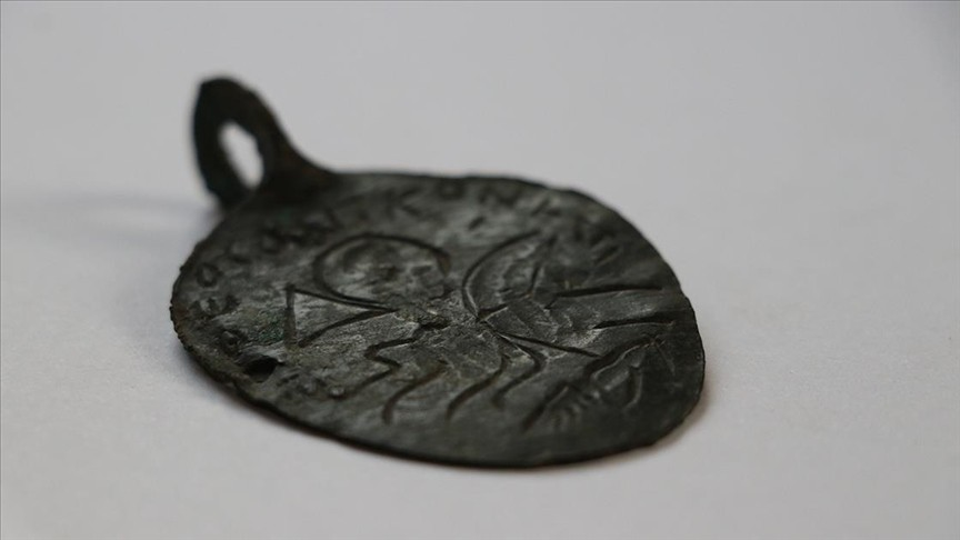 Στην μπροστινή πλευρά του κρεμαστού φυλαχτού, αναφέρεται ότι, «ο Προφήτης Σολομώντας και ο Κύριός μας, νίκησαν τον διάβολο».