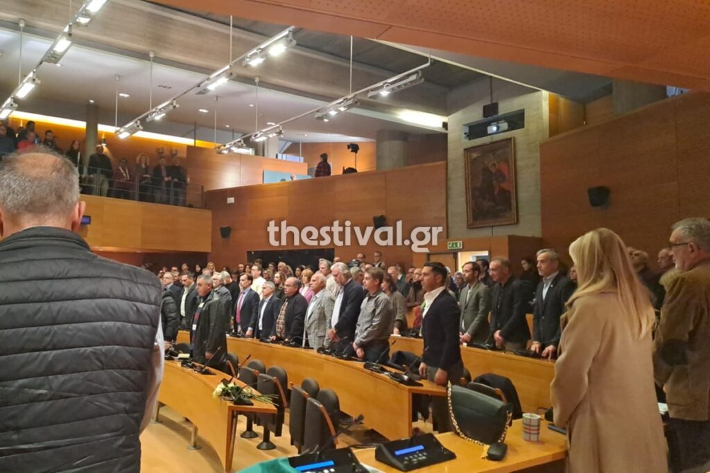 Θεσσαλονίκη: Ενός λεπτού σιγή και 9 λευκά τριαντάφυλλα στο Δημοτικό Συμβούλιο στην μνήμη του Γιάννη Μπουτάρη