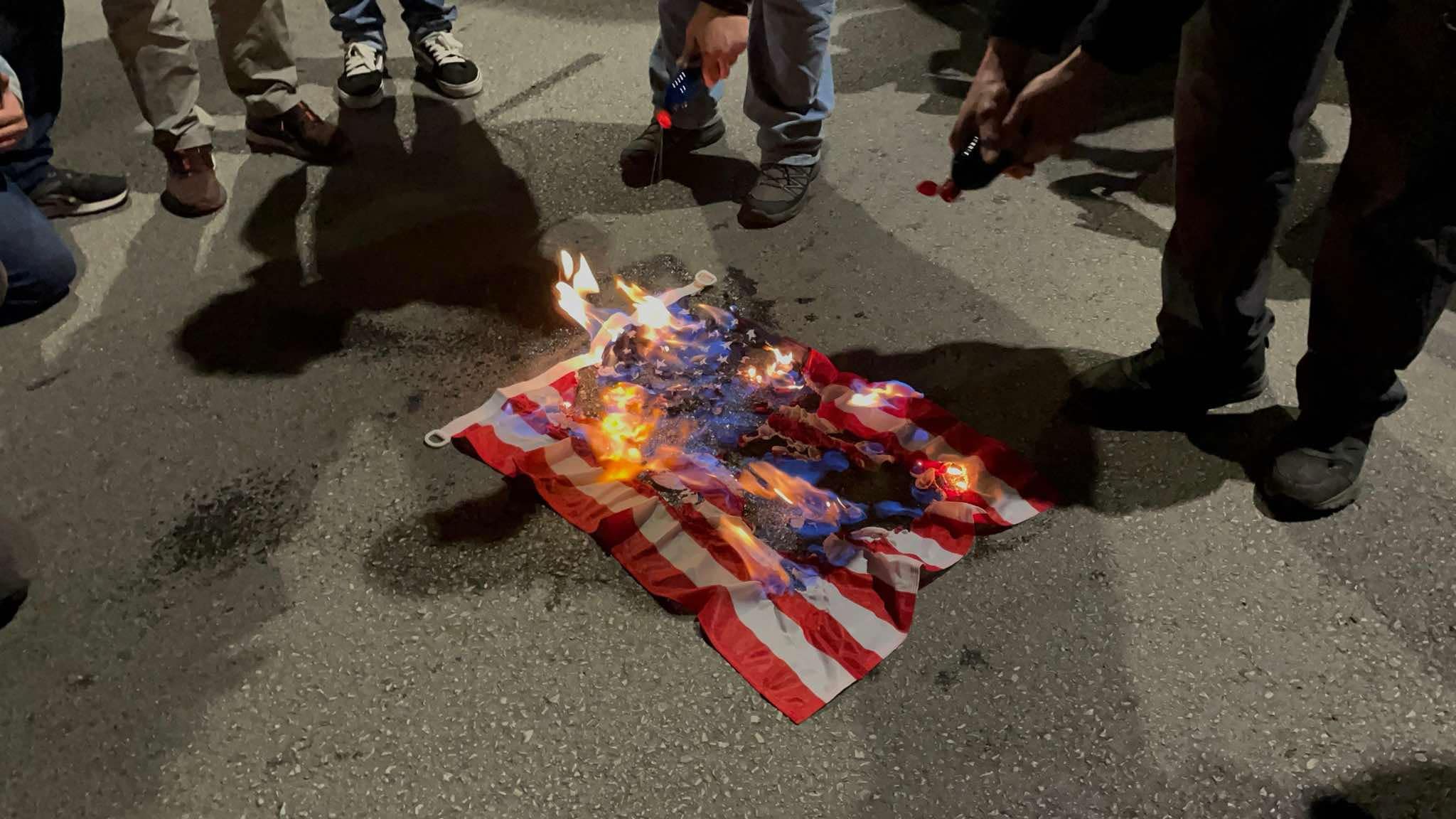 Θεσσαλονίκη: Διαδηλωτές έκαψαν σημαίες των ΗΠΑ και του Ισραήλ – ΒΙΝΤΕΟ