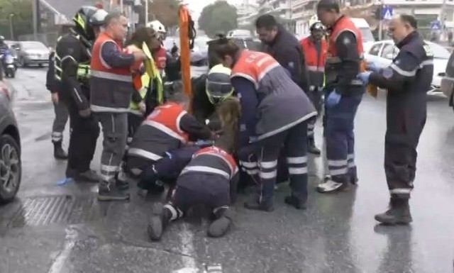 Θεσσαλονίκη: Διασώστες από την μεγάλη άσκηση στο Μετρό σπεύδουν να βοηθήσουν διανομέα έπειτα από τροχαίο – Δείτε βίντεο