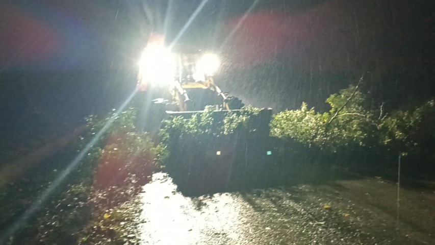 Τρίκαλα: Οι ισχυροί άνεμοι έριξαν δέντρα και έκλεισαν δρόμοι – Στο σκοτάδι «βυθίστηκαν» χωριά – ΦΩΤΟ και ΒΙΝΤΕΟ