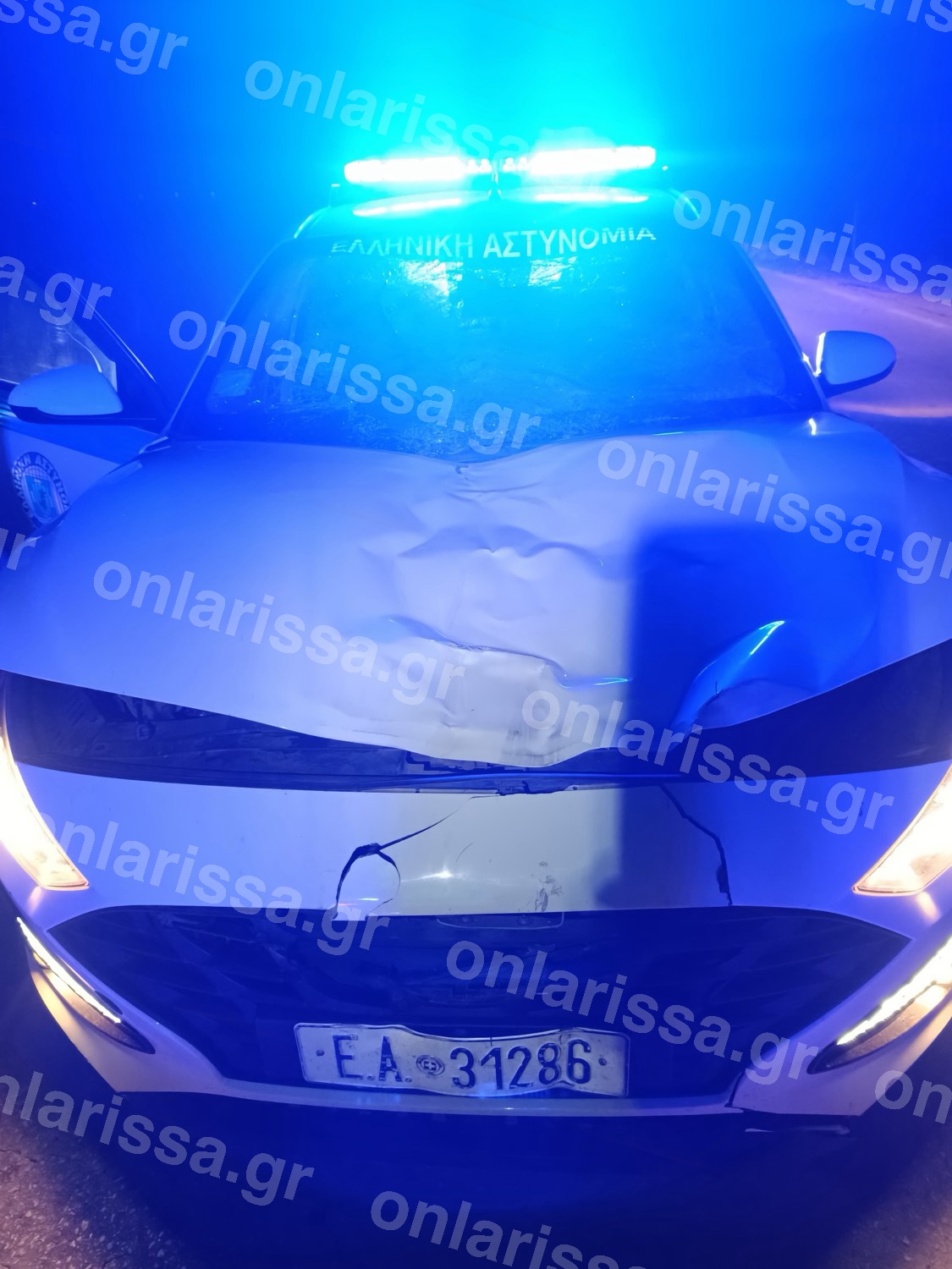Λάρισα: Περιπολικό συγκρούστηκε με άλογο που πετάχτηκε στον δρόμο – Δείτε φωτογραφίες
