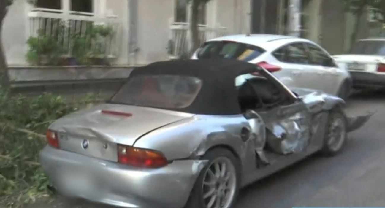 Τροχαίο στη Νίκαια: Λεωφορείο συγκρούστηκε με αυτοκίνητο και έπεσε σε σταθμευμένα οχήματα – Ένας τραυματίας