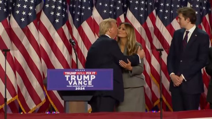 Το φιλί του Τραμπ στην Μελάνια