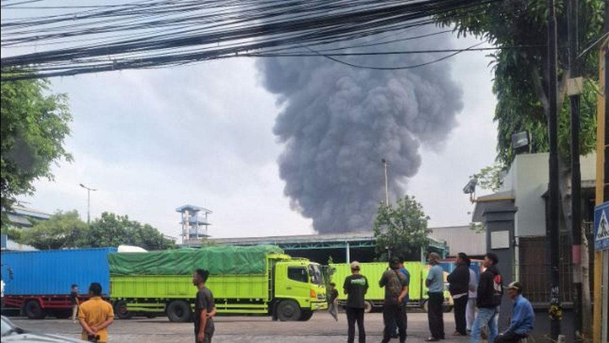 Ινδονησία: Φωτιά ξέσπασε σε εργοστάσιο μαγειρικών ελαίων κοντά στην Τζακάρτα