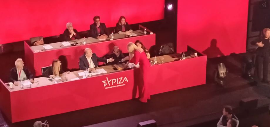 Συνέδριο ΣΥΡΙΖΑ: Βίντεο από τη στιγμή που ο Μαντζουράνης τραβάει το μικρόφωνο από την Τζάκρη