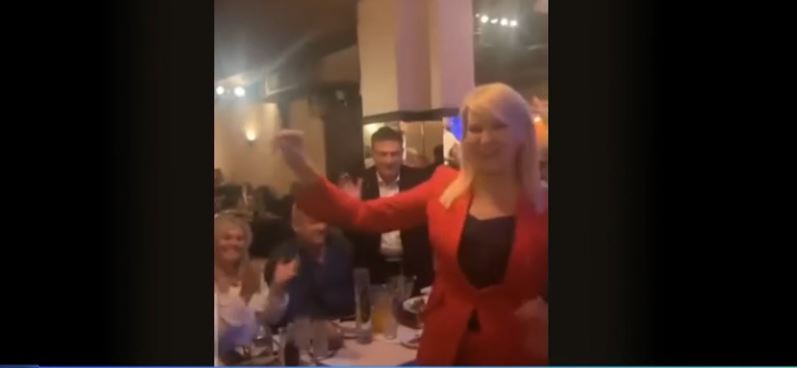 Στον χορό το έριξε η Θεοδώρα Τζάκρη
