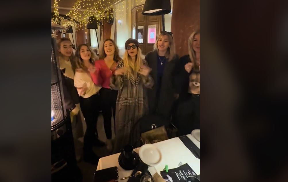 Άννα Βίσση: Τραγούδησε με θαυμάστριές της στην πλατεία Αριστοτέλους υπό το βλέμμα του Νίκου Καρβέλα – ΒΙΝΤΕΟ