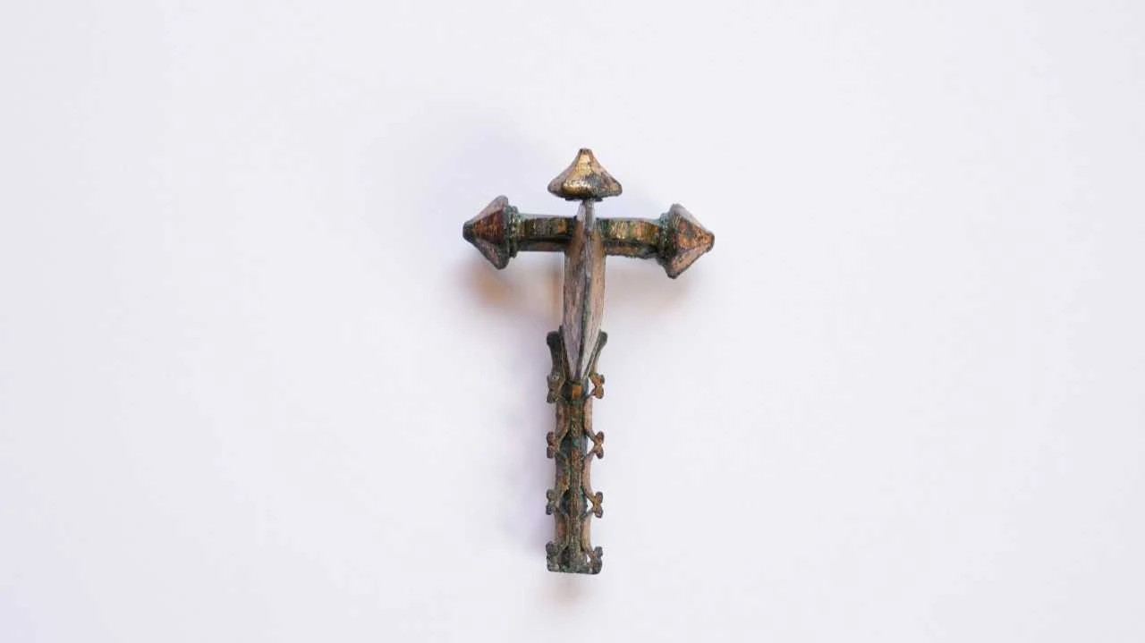 Τεχνουργήματα όπως είναι η πόρπη, ένα λειτουργικό και διακοσμητικό στοιχείο της ένδυσης, τονίζουν τον διττό σκοπό, της αισθητικής απόλαυσης και της πρακτικής αξίας τέτοιων αντικειμένων στην αρχαιότητα. Φωτογραφία: ΑΑ