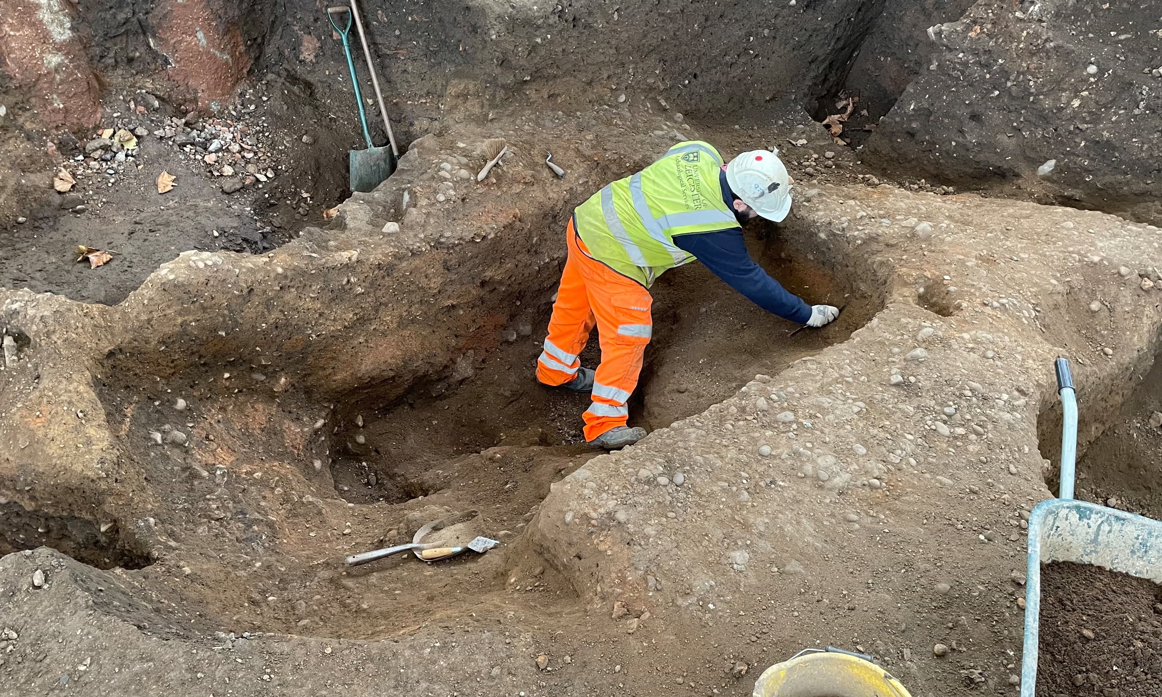 Ένας αρχαιολόγος από το πανεπιστήμιο του Λέστερ, διεξάγει ανασκαφές σε ένα πιθανώς Αγγλό – Σαξωνικό κτίριο στον καθεδρικό ναό του Λέστερ, το 2023. Φωτογραφία: Mathew Morris / ULAS