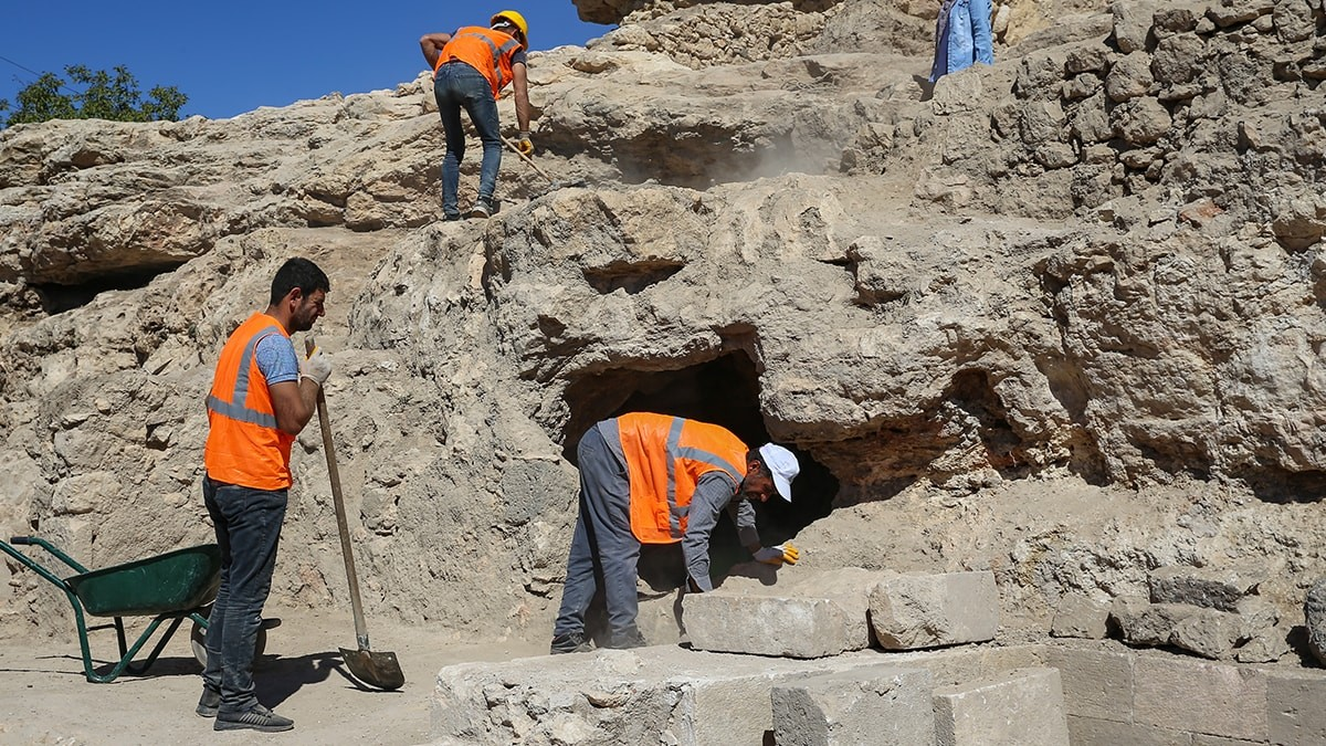 Περιβαλλόμενο από βαθιές κοιλάδες και χτισμένο σε έναν μονόλιθο, το κάστρο του Eğil, στην περιοχή Eğil district, είναι το σημείο όπου θεωρείται πως είναι θαμμένοι οι προφήτες Dhu – al – Kifl (Zülkifl ) και Ελισαίος, οι οποίοι αναφέρονται στο ιερό κοράνι. Φωτογραφία: ΑΑ