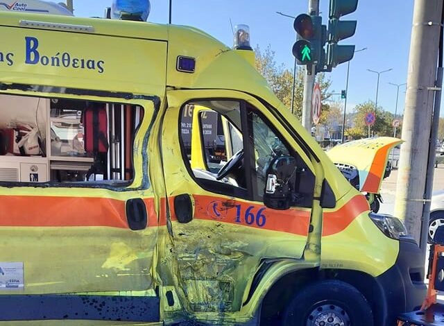 Τροχαίο στη λεωφόρο Αθηνών: Κατέληξε ο οδηγός της μηχανής που συγκρούστηκε με ασθενοφόρο