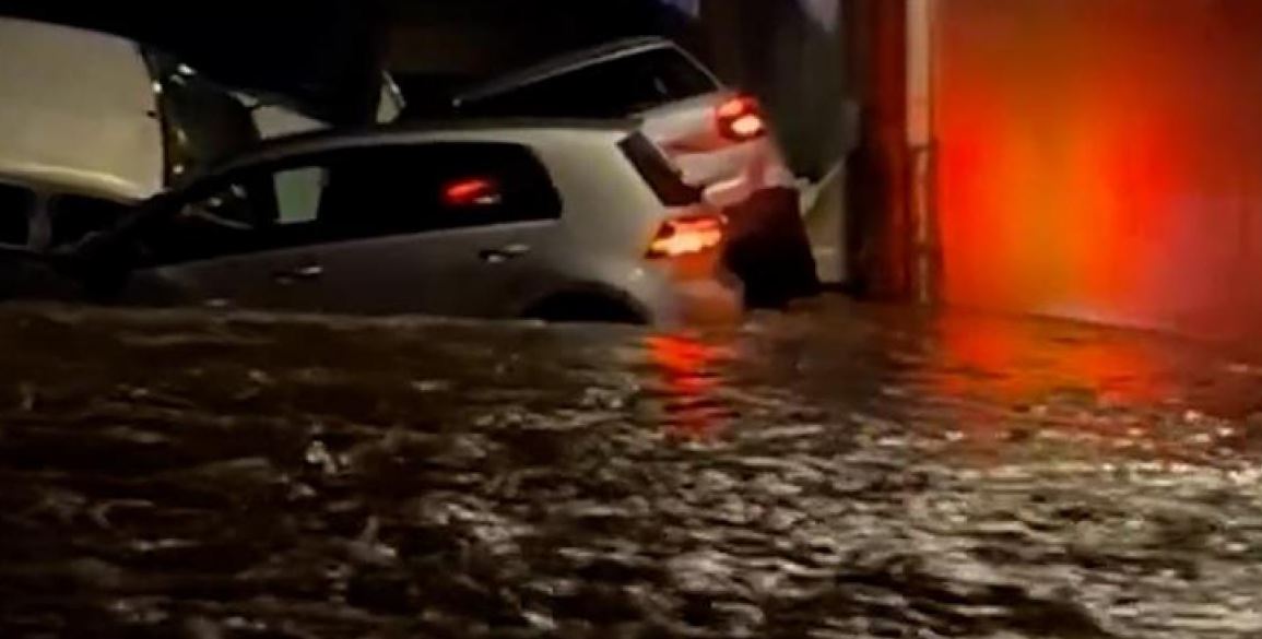 Βίντεο: Η στιγμή που τα ορμητικά νερά παρασύρουν αυτοκίνητα στην Χιρόνα της Ισπανίας