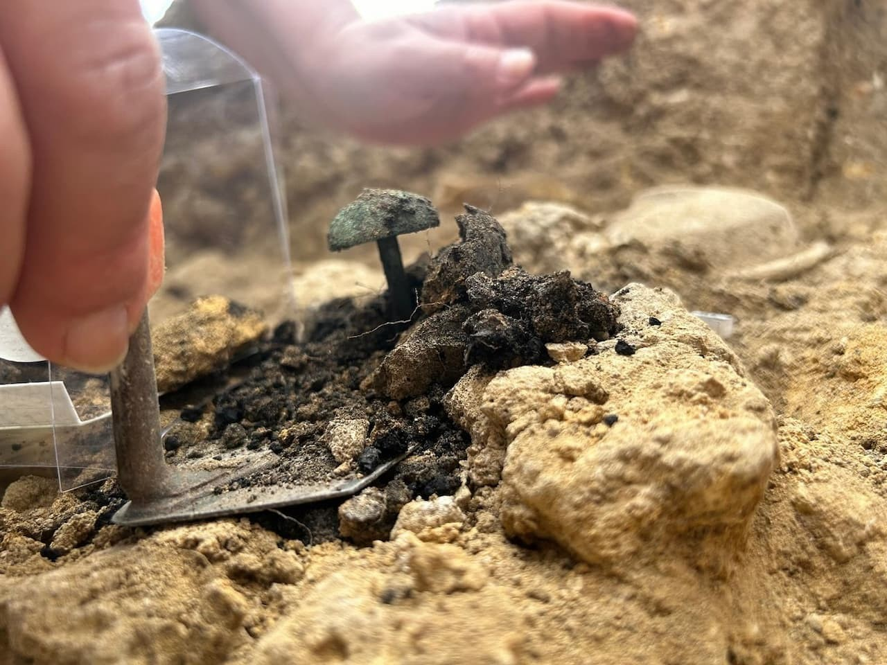 H αναθηματική προσφορά στερεωνόταν προσεκτικά στο έδαφος και στη συνέχεια, της έβαζαν φωτιά. Φωτογραφία:arco Archeologico e Paesaggistico della Valle dei Templi