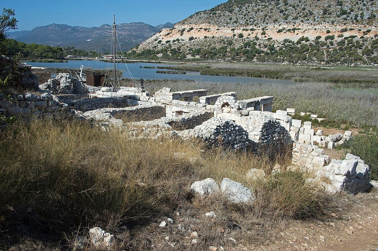 Ευρήματα στο αρχαίο λιμάνι της Ανδριακής. Φωτογραφία: Dosseman / Wikimedia Commons