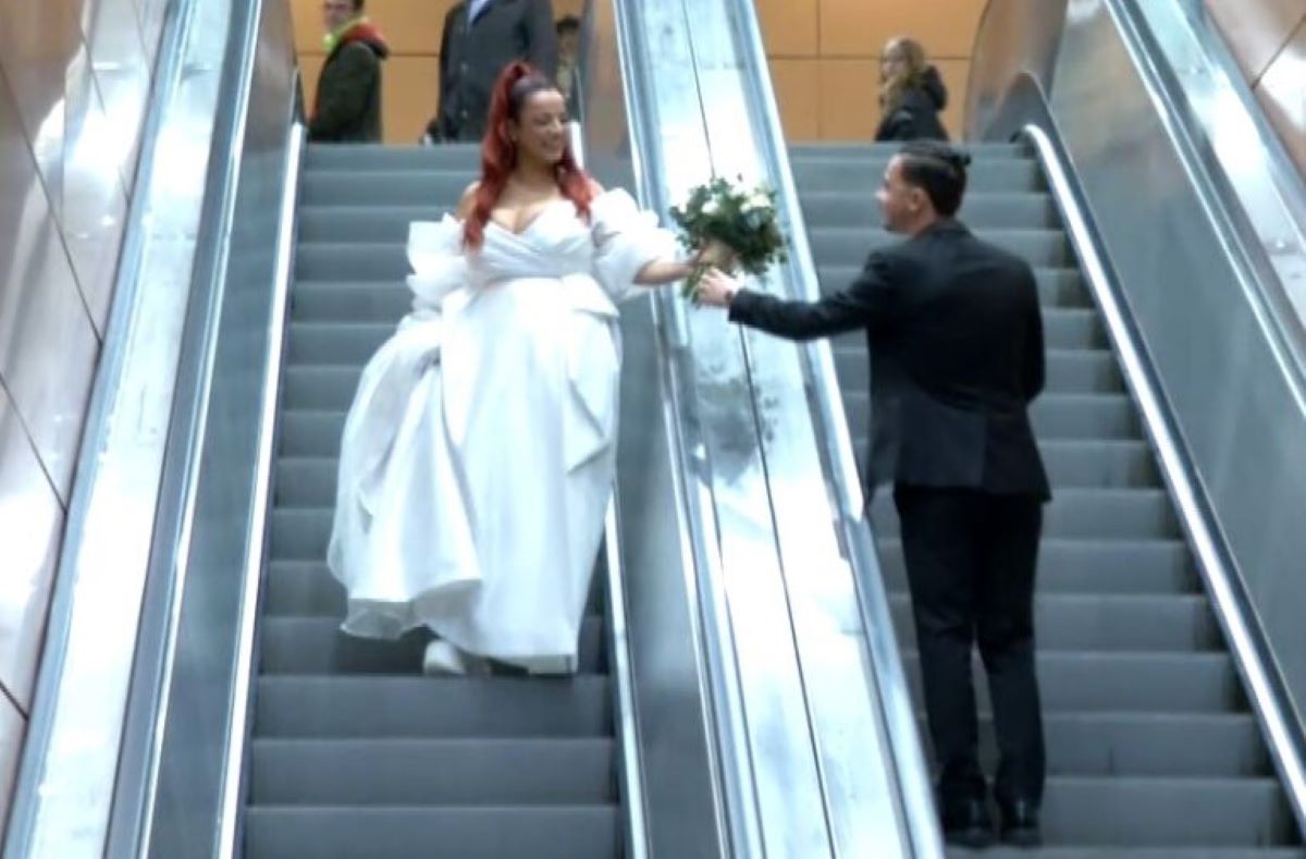 Θεσσαλονίκη: Νιόπαντρο ζευγάρι πήγε από την εκκλησία στο μετρό – Της είχε υποσχεθεί ότι θα παντρευτούν μόνο όταν λειτουργήσει