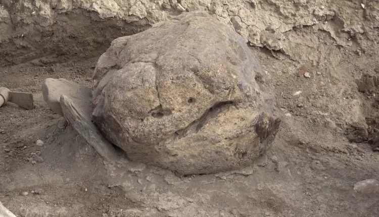 Τα ιστορικά κείμενα περιγράφουν μια μαύρη πέτρα, η οποία συμβολίζει τη θεά Kubaba.