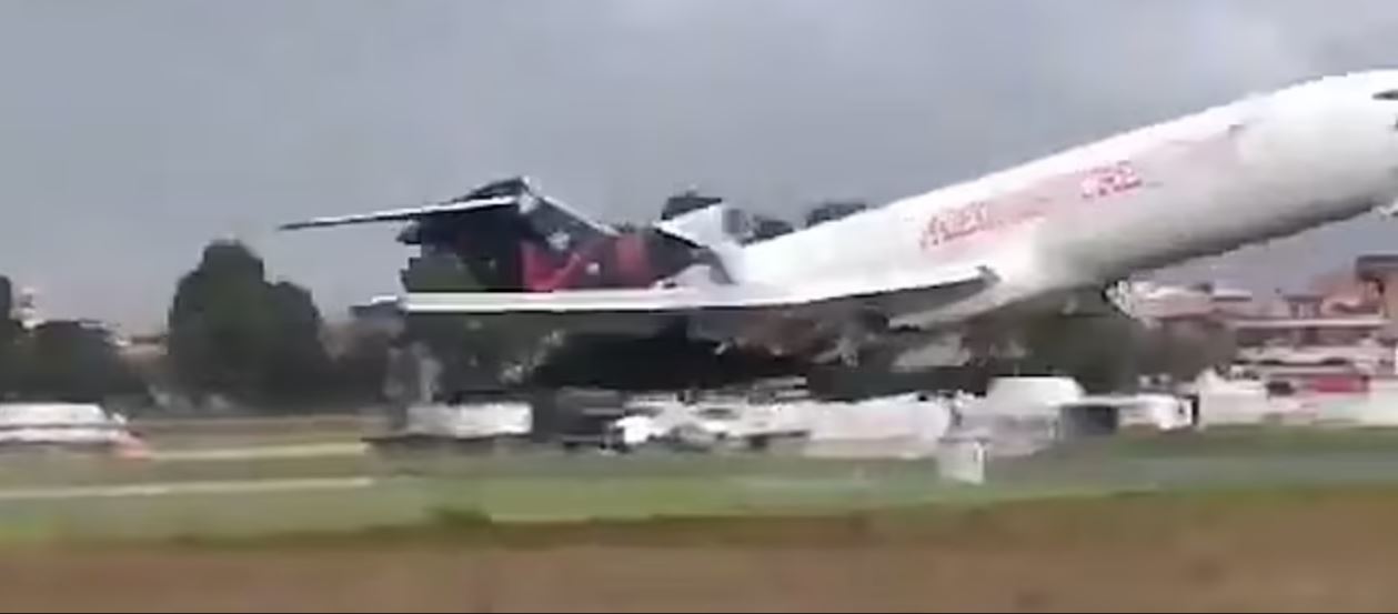 Βίντεο: Η τρομακτική στιγμή που αεροπλάνο πέφτει σε κεραία αεροδρομίου