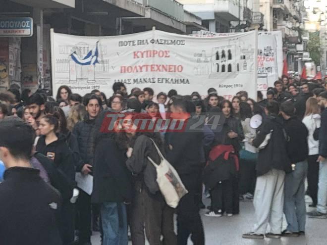 Πάτρα: Διπλή πορεία για την 51η επέτειο του Πολυτεχνείου – Δείτε φωτογραφίες και βίντεο