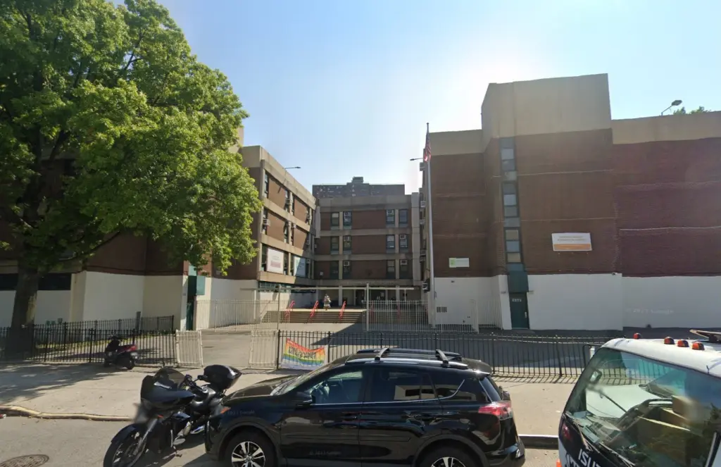 Πέρασαν χειροπέδες σε 12χρονη μαθήτρια στο σχολείο έπειτα από καβγά με συμμαθητή της – «Η κόρη μου αντιμετωπίστηκε σαν εγκληματίας»