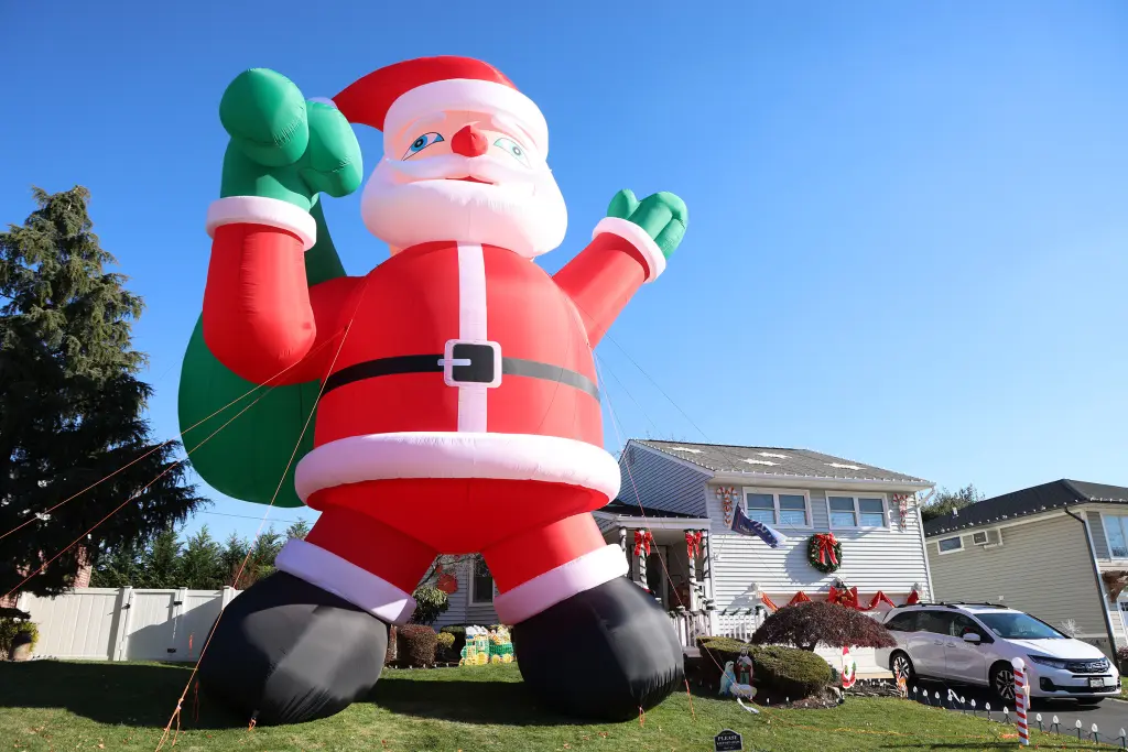 Γιγαντιαίος Άγιος Βασίλης έφερε τη μαγεία των Χριστουγέννων σε μια γειτονιά – Η πρόκληση του… φουσκώματος και η… ελληνική συμμετοχή
