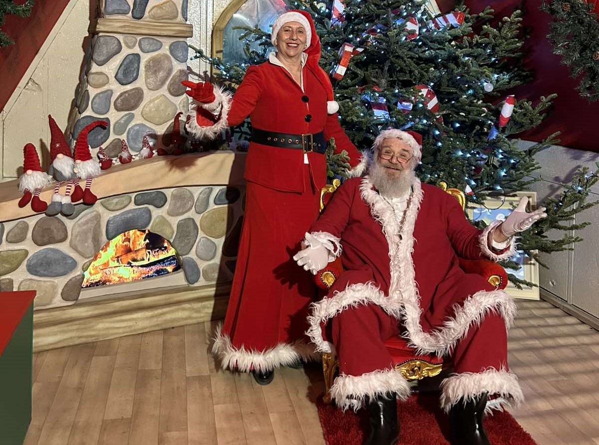 Κατερίνη: Ο Άη Βασίλης και η κυρία Βασιλική ενσαρκώνουν το πνεύμα των εορτών – Η ιστορία του ζευγαριού που φέρνει χαμόγελα και δώρα