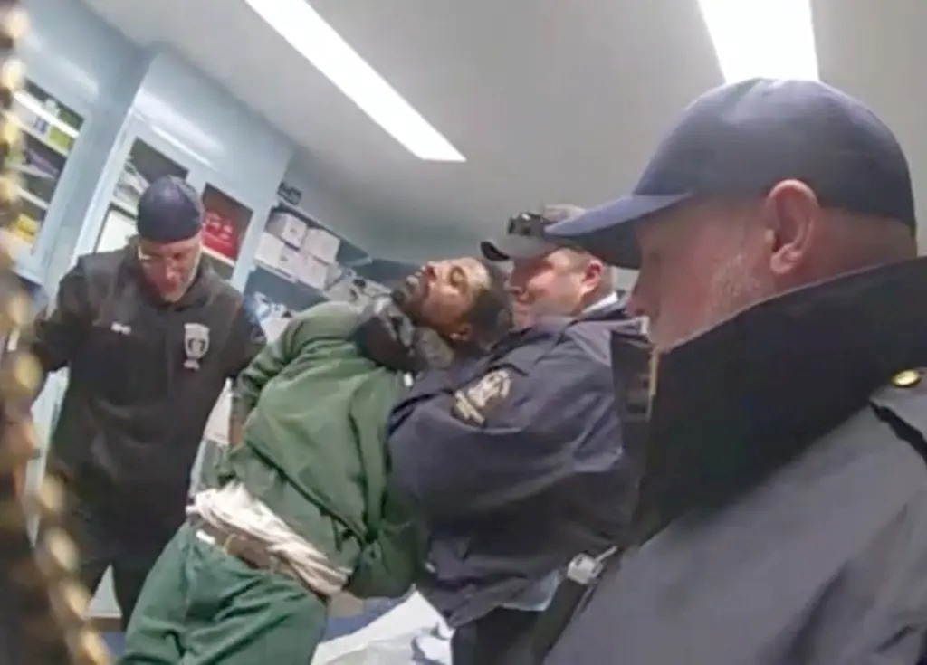 Βίντεο – σοκ: Φύλακες ξυλοκοπούν κρατούμενο πριν από τον θάνατό του