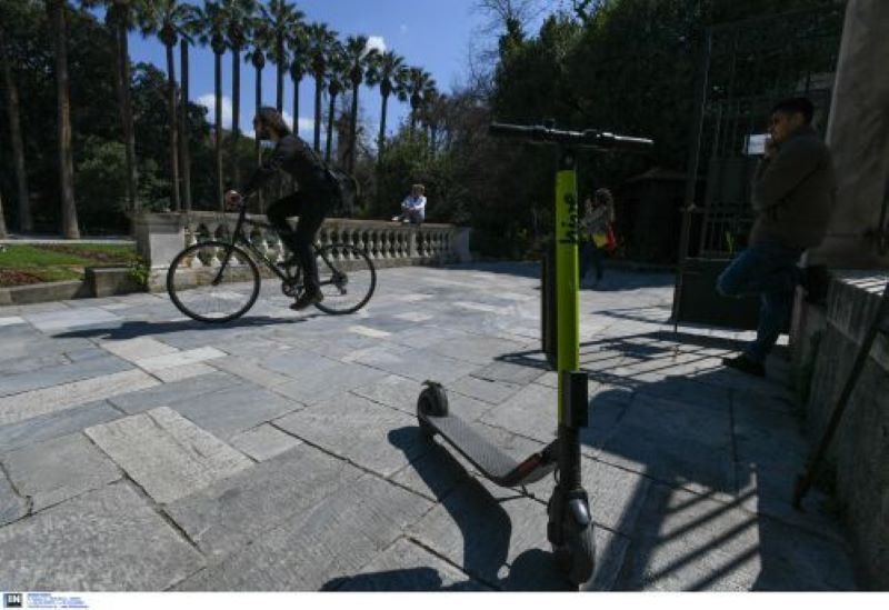 Ιταλία: Πολύ αυστηρότερα πρόστιμα σε όσους χρησιμοποιούν ηλεκτρικά πατίνια χωρίς κράνος – Οι ποινές για οδήγηση σε κατάσταση μέθης