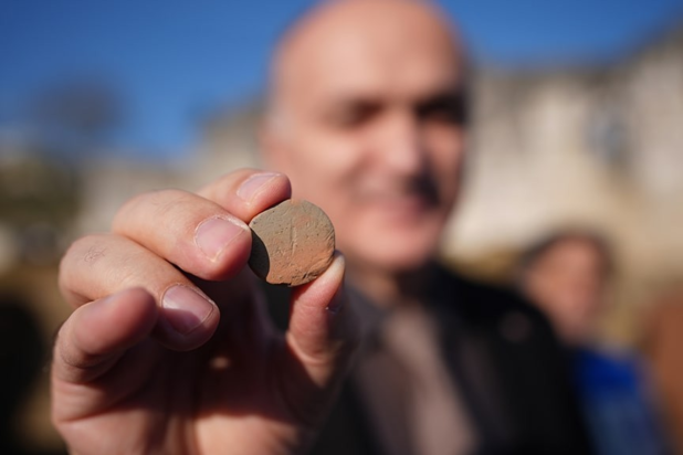 Αρχαιολόγοι ανακάλυψαν ένα εισιτήριο θεάτρου από πηλό της ρωμαϊκής εποχής σε αρχαία πόλη της Βιθυνίας. Φωτογραφία: ΑΑ