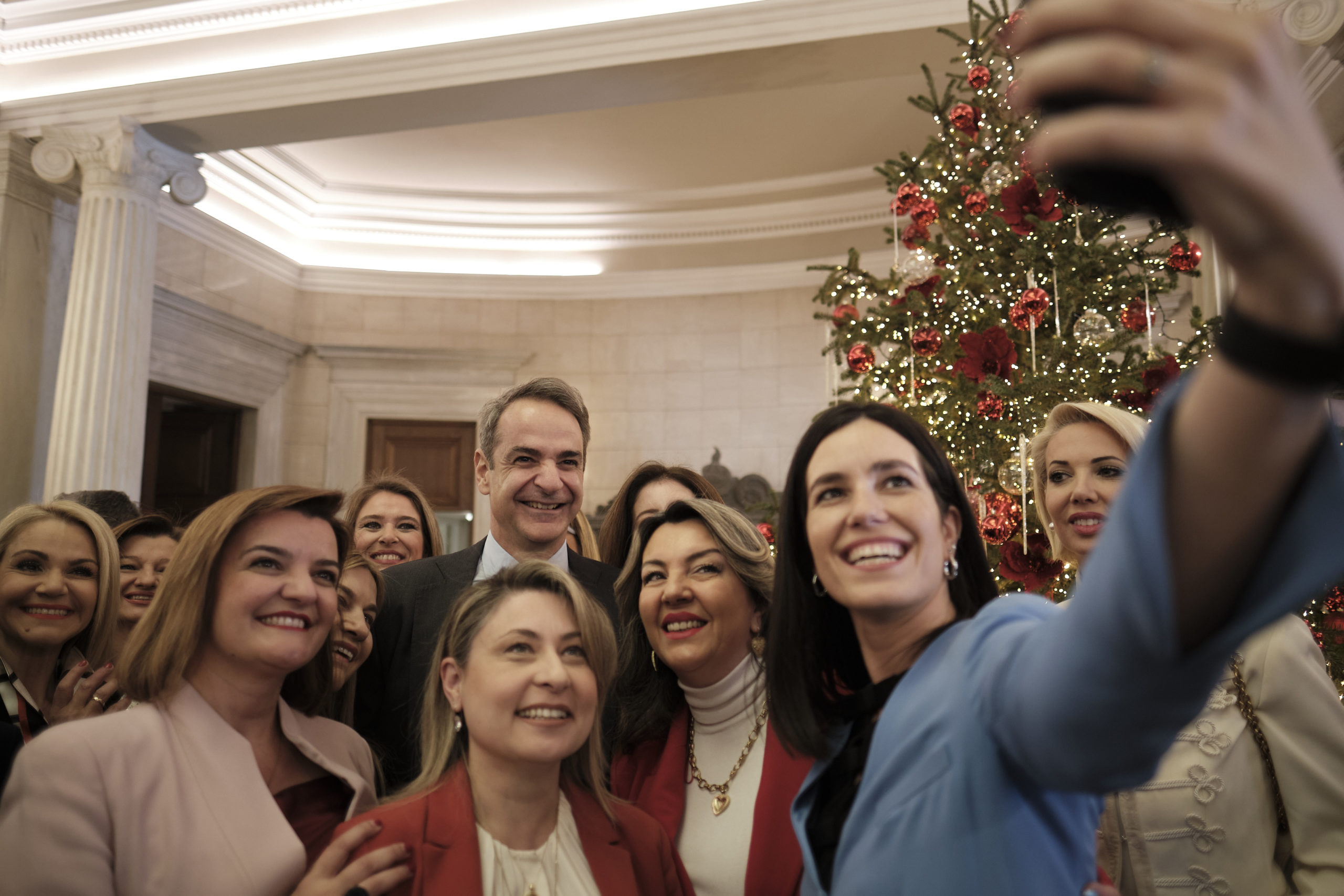 Συνάντηση Μητσοτάκη με βουλευτές της ΝΔ: «Μηνύματα» ενότητας και restart με selfies, δώρα και τσικουδιές – Τι συζητήθηκε στα «γαλάζια» πηγαδάκια