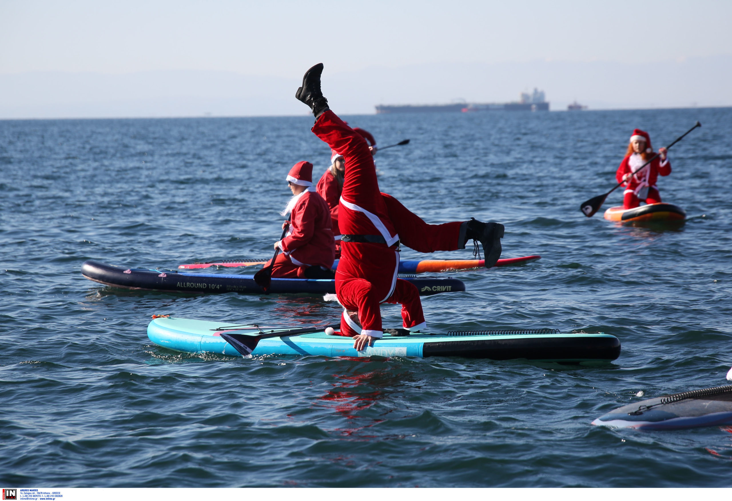 Θεσσαλονίκη: Άη-Βασίληδες με κανό και σανίδες sup «πλημμύρισαν» τον Θερμαϊκό Κόλπο – Δείτε φωτογραφίες