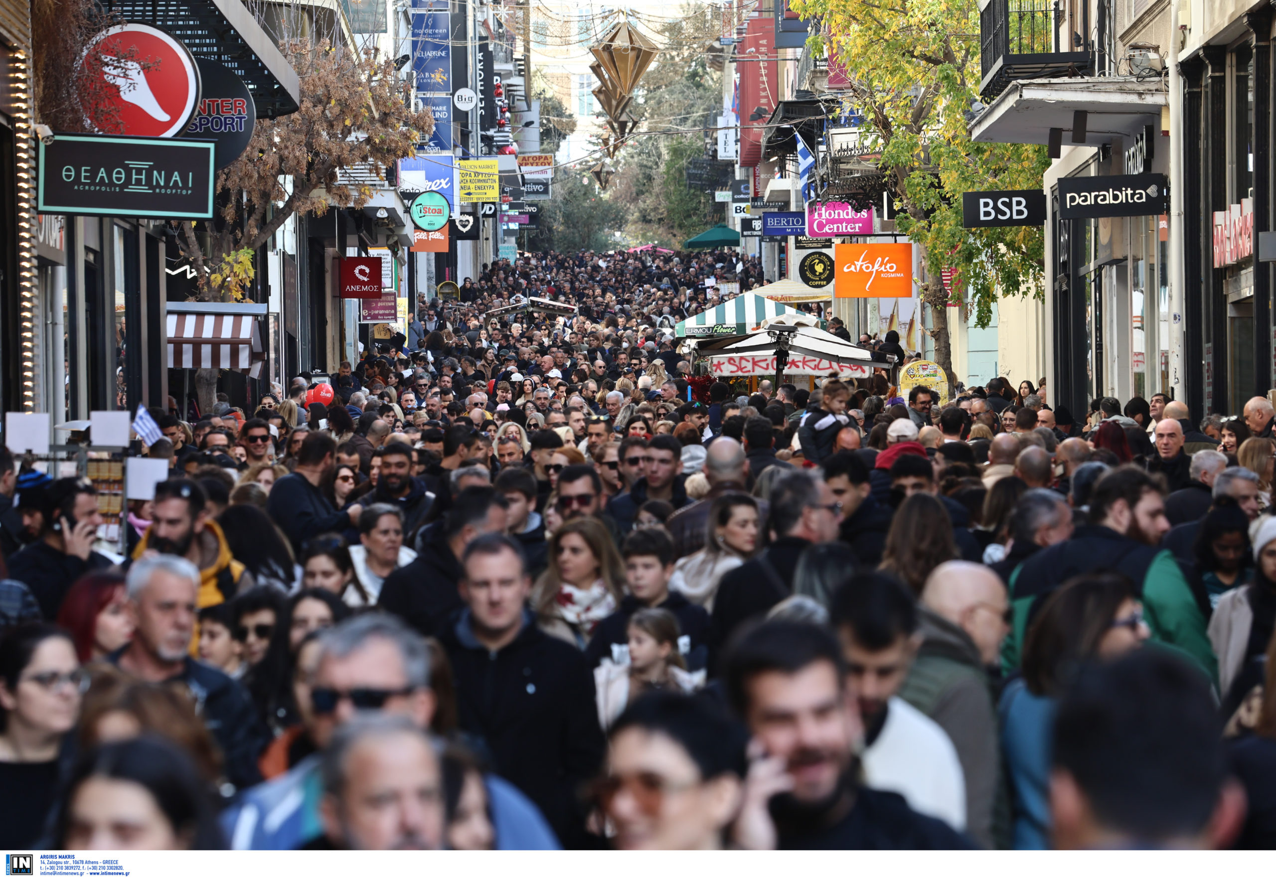Κορυφώνεται η κίνηση στην αγορά: «Πλημμύρισε» από μικρούς και μεγάλους το κέντρο της Αθήνας για τα τελευταία ψώνια των Χριστουγέννων