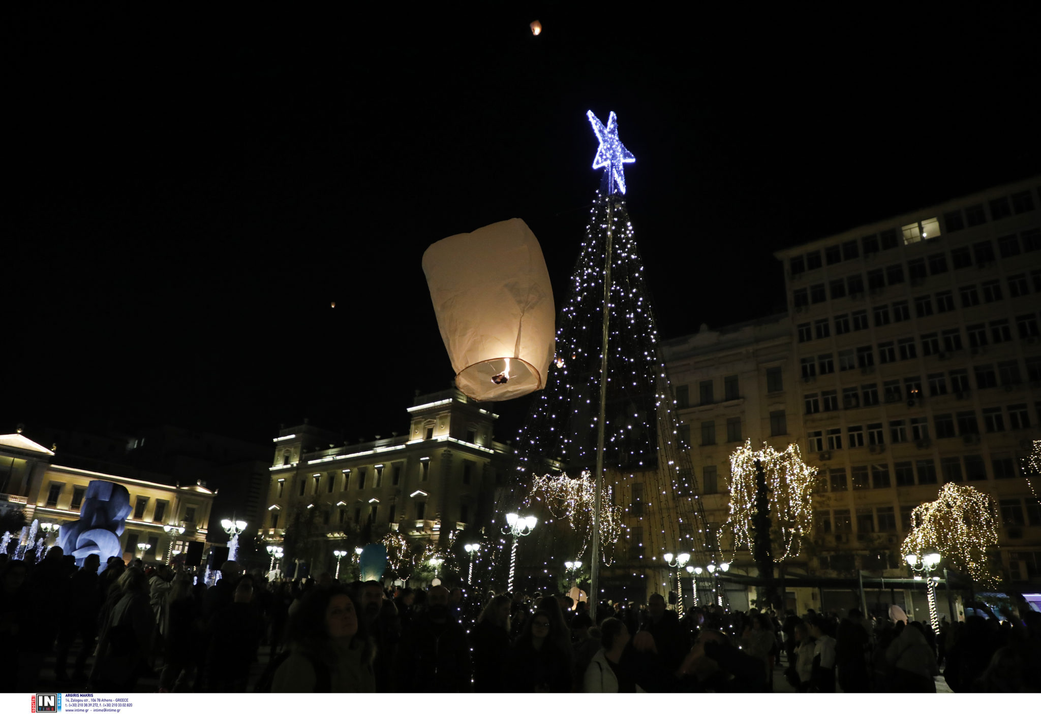Αθήνα: «Πλημμύρισε» από φαναράκια ο ουρανός για τη «Νύχτα των Ευχών»