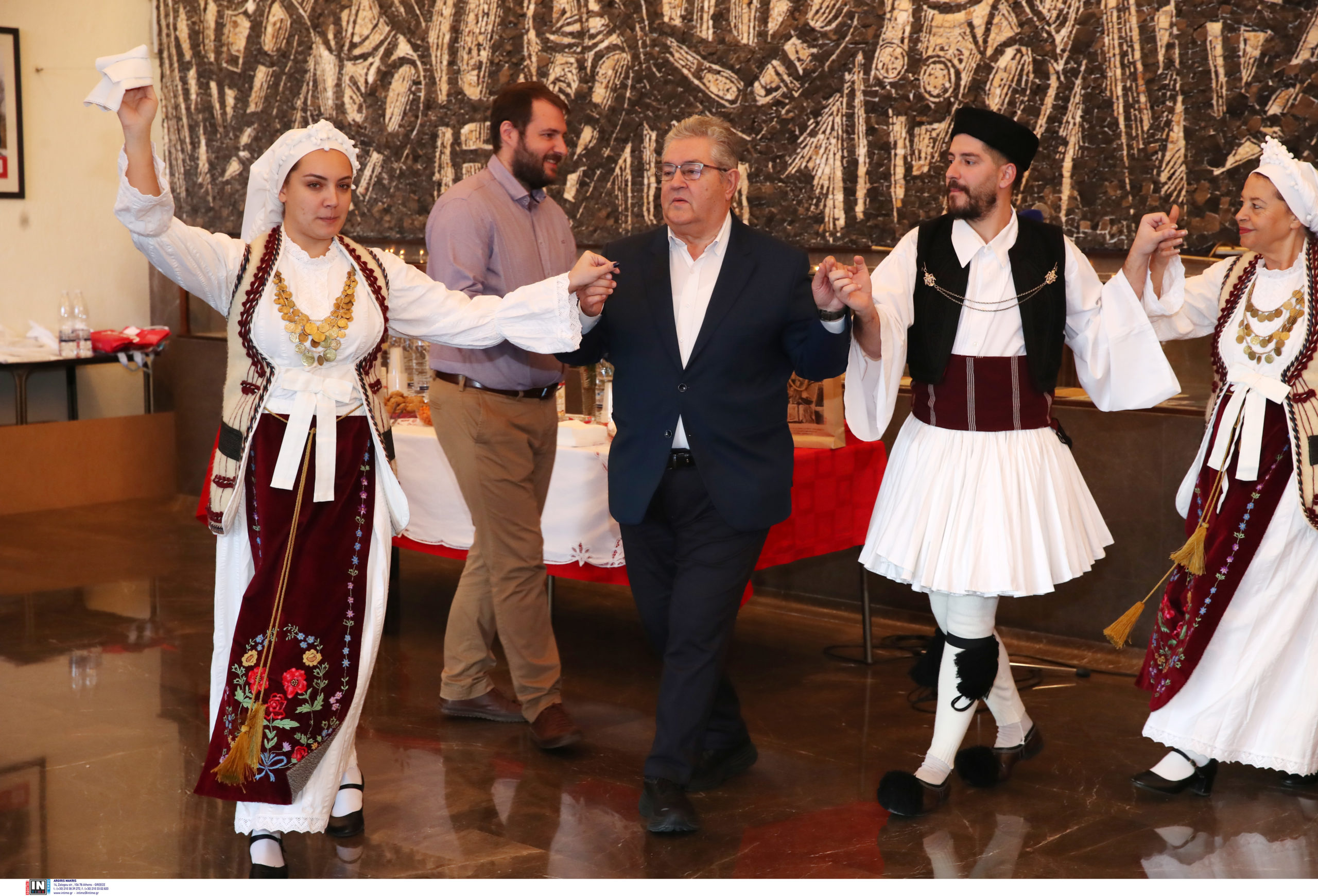 Τα πρωτοχρονιάτικα κάλαντα άκουσε ο Δημήτρης Κουτσούμπας – Ο χορός και οι ευχές