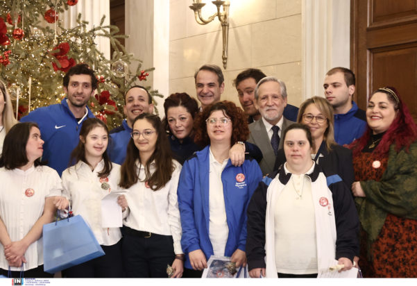Τα πρωτοχρονιάτικα κάλαντα στον Κυριάκο Μητσοτάκη από αθλητές των Special Olympics Hellas