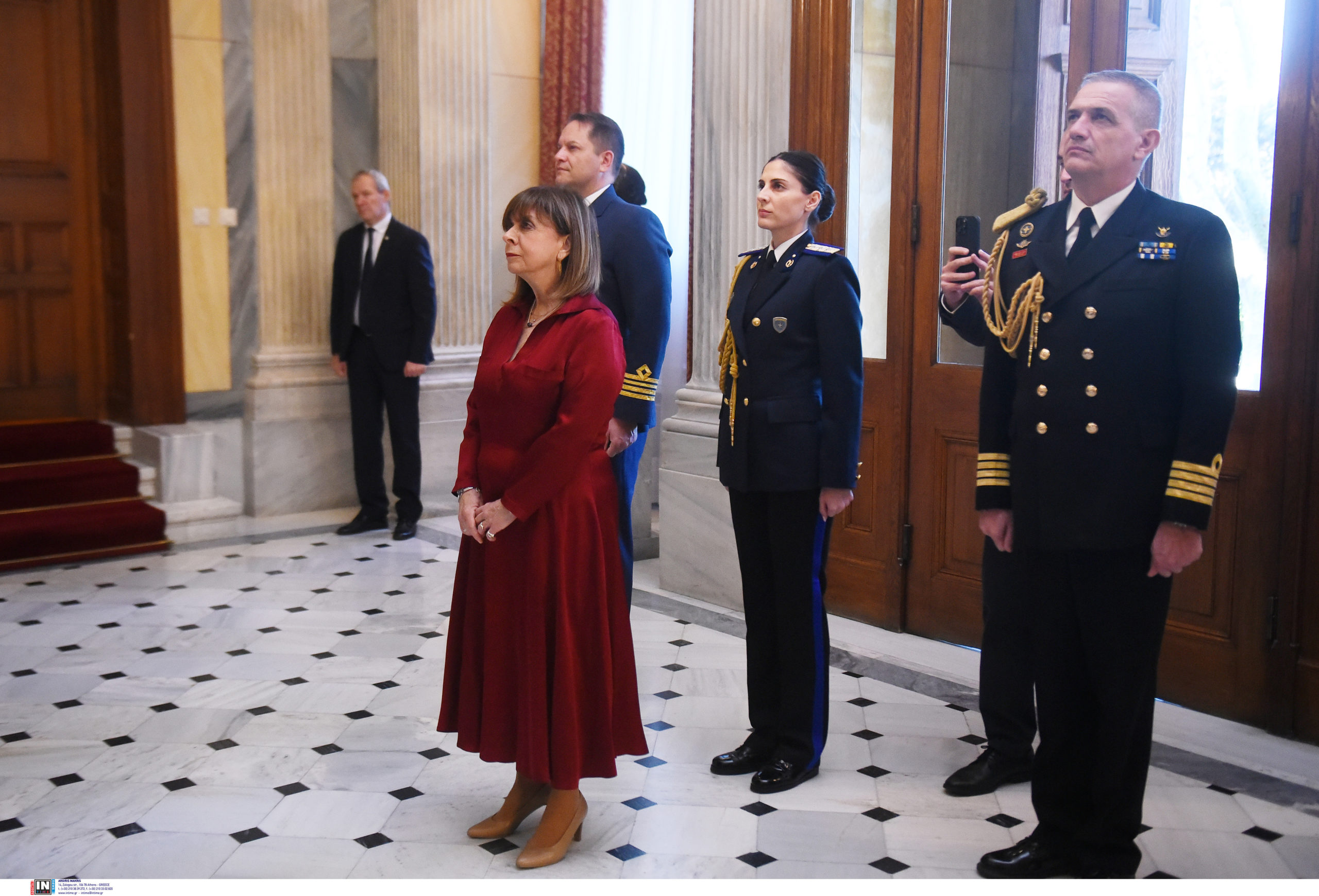 Κατερίνα Σακελλαροπούλου: Κάλαντα στην Πρόεδρο της Δημοκρατίας από την μπάντα των Ενόπλων Δυνάμεων, την Προεδρική Φρουρά και Συλλόγους