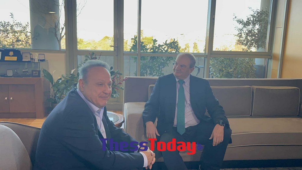 Θεσσαλονίκη: Συνάντηση του Κώστα Καραμανλή με τον δήμαρχο Στέλιο Αγγελούδη – Το δώρο που έλαβε