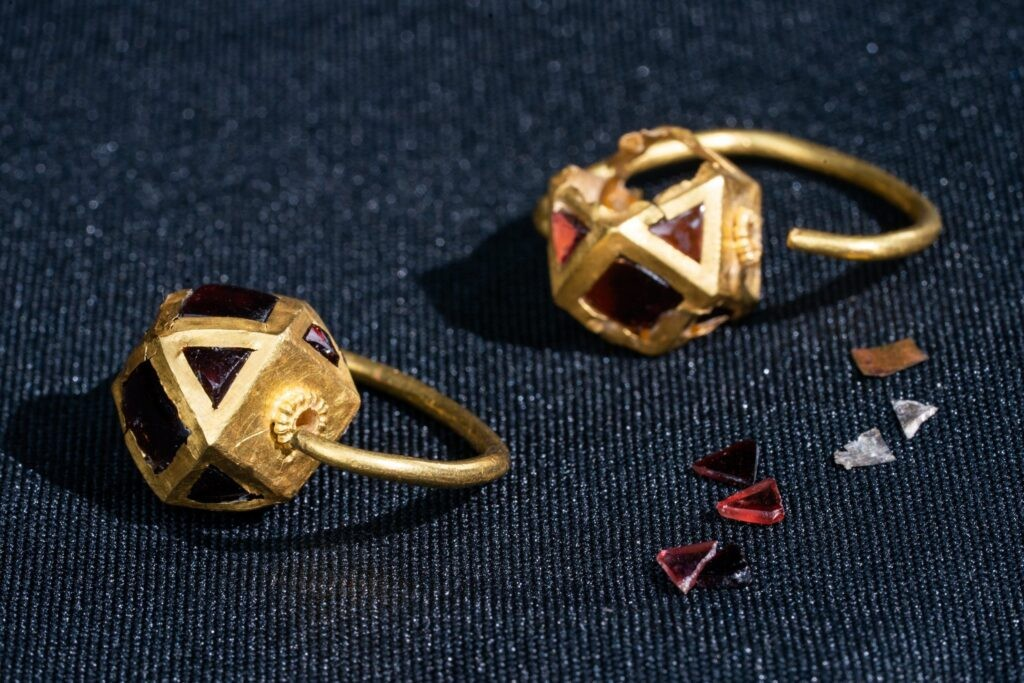 Χρυσά σκουλαρίκια με πολύτιμους λίθους ανακαλύφθηκαν στη φετινή ανασκαφική περίοδο. Φωτογραφία:V.I. Vernadsky Crimean Federal University