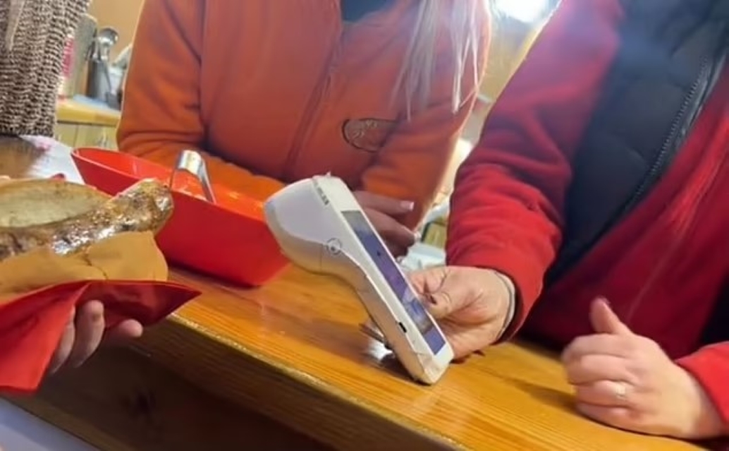 Πλήρωσαν… 743 ευρώ για δύο χοτ ντογκ σε χριστουγεννιάτικη αγορά – Το λάθος στο POS και η συγγνώμη