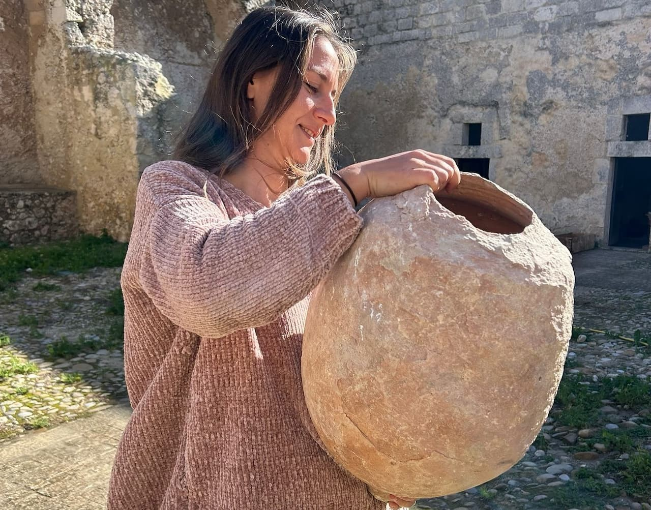 Ανακαλύφθηκε αμφορέας γεμάτος με υπολείμματα από μικρά ψάρια σε ανασκαφές στην αρχαία ελληνική πόλη Φιντιάς της Σικελίας. Φωτογραφία: Parco Archeologico e Paesaggistico della Valle dei Templi / Fiziade Project