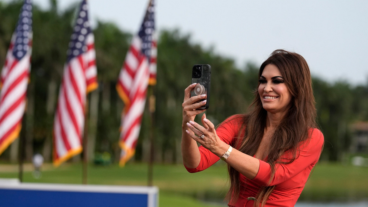Ντόναλντ Τραμπ: Εξετάζει το ενδεχόμενο να ορίσει την Κίμπερλι Γκίλφοϊλ πρέσβη των ΗΠΑ στην Ελλάδα