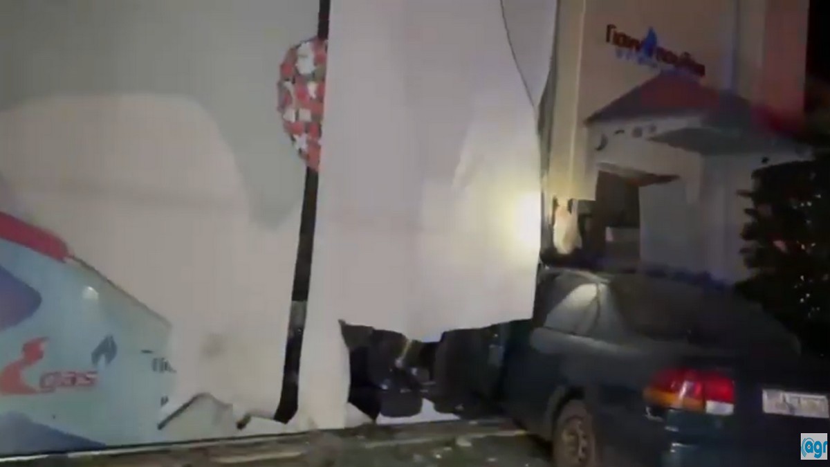 Αγρίνιο: Αυτοκίνητο «καρφώθηκε» σε επιχείρηση υγραερίου έπειτα από σύγκρουση με άλλο όχημα