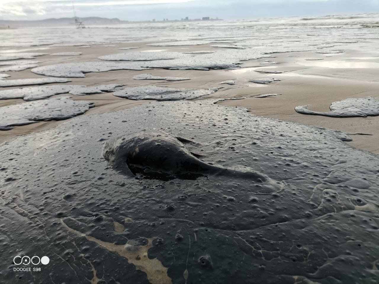 Μαύρη Θάλασσα: Και τρίτο τάνκερ εξέπεμψε σήμα κινδύνου – Σοβαρή η ρύπανση των ακτών από το δεξαμενόπλοιο που κόπηκε στα δύο